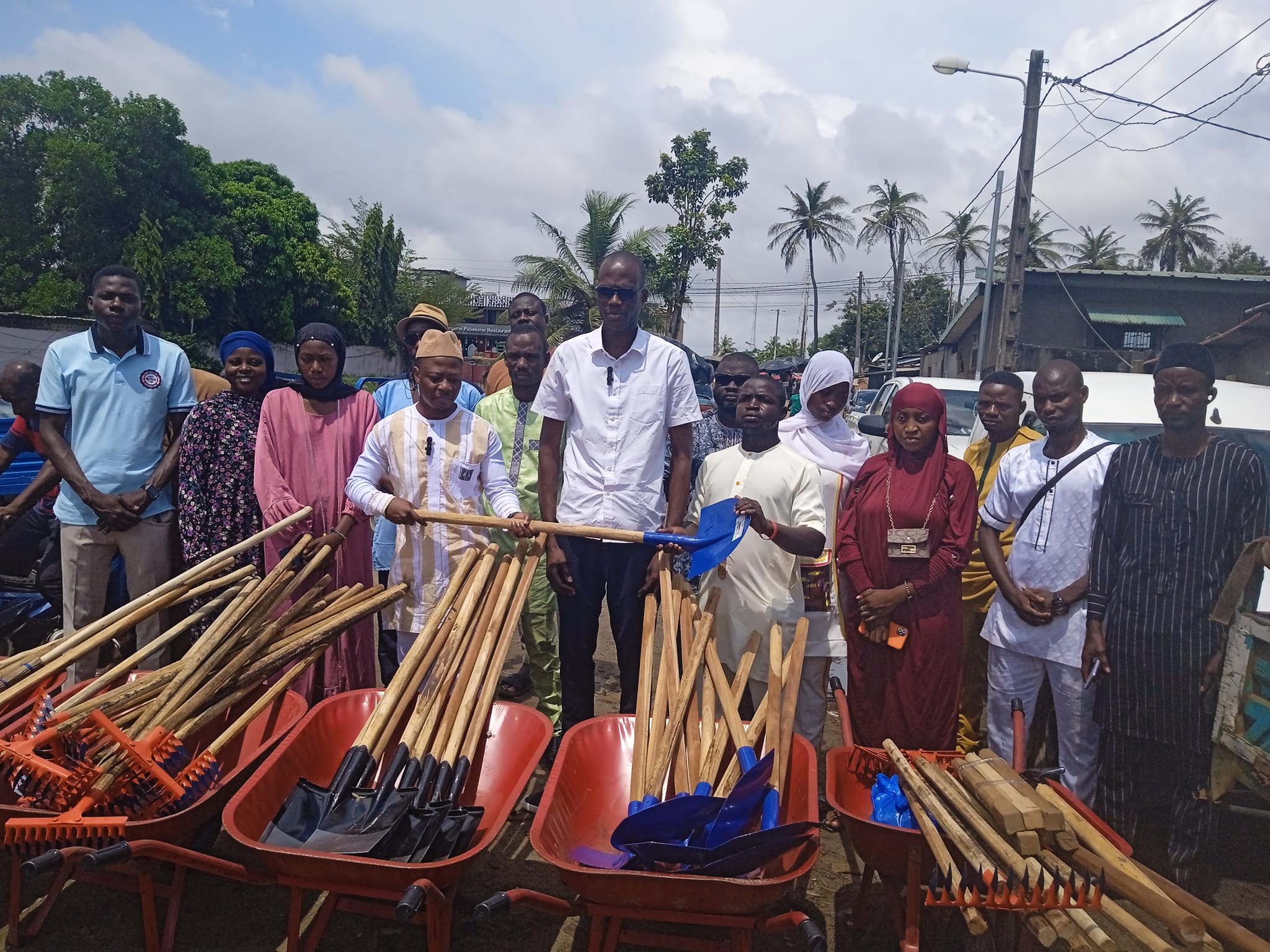 Don de matériel pour la préservation de notre quartier Oddos Mosquée Sylla
